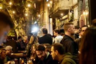 La birra o la vida: toque de queda sanitario entre las 11 de la noche y las seis de la mañana