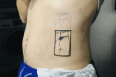 Amor Ciego: se tatuó a un costado de la panza la cola de su novia