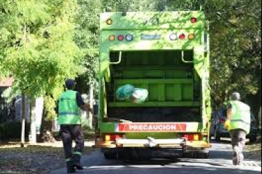 Hacerlo no cuesta nada y es cuidar a un trabajador: piden rociar las bolsas de residuos con agua lavandina o cloro