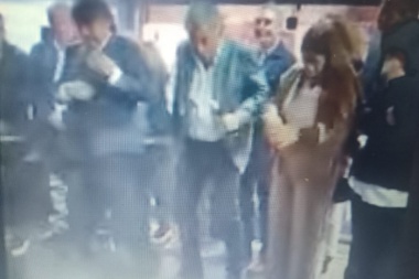 La próxima va el jabón: el armador bonaerense de Karina Milei fue a un acto en San Martín y le tiraron un baldazo de agua