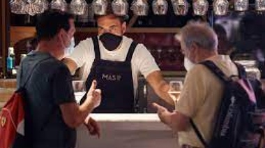 Fuera bicho: analizan no dejar entrar a bares y restoranes a quienes no quisieron vacunarse