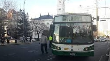 Dos líneas de micros paran por brutales asaltos a choferes en La Plata