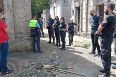 Si estos cuidaban, ni pensar como serían los que robaban: cayó una banda que robaba placas y candelabros en el Cementerio platense