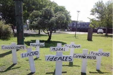 En Berisso, manos anómimas montaron un Cementerio de Ideales