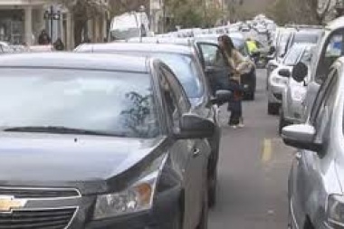 El muerto se asusta del degollado: padres de un colegio se quejan porque los de Control Urbano estacionan en doble fila
