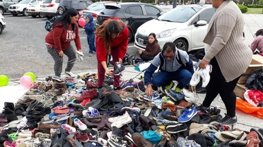 Todavía hay gente que vale: Pies Calentitos fue un éxito y se repartieron decenas de calzado en Plaza Moreno