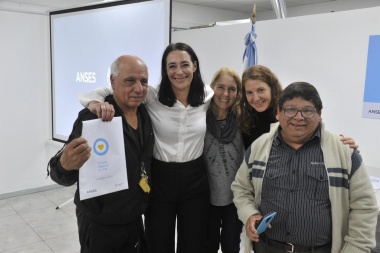 Justicia Social: Lambertini entregó en La Plata las primeras jubilaciones por moratoria