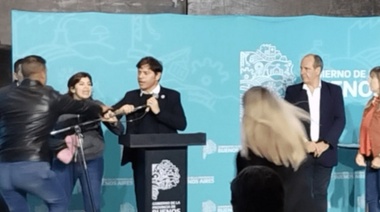 Reclamos municipales: Kicillof escuchó a la mujer que lo increpó en Brandsen y le prometió hacer gestiones ante el intendente