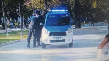 ¡Abrime Tito!: dos policías se bajaron del mini patrullero eléctrico y dejaron las llaves adentro
