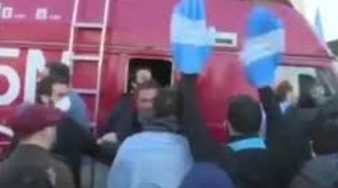 Repudio del gremio de Prensa: manifestantes anti cuarentena agredieron a un periodista platense y a su compañero de móvil