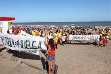 Al agua, no: paro total de guardavidas en las playas de Pinamar