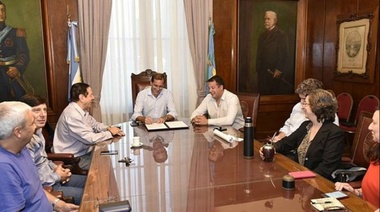 En la paritaria municipal platense Alfano consiguió la chancha y los veinte: 36,8% y un cronograma de pases a planta permanente