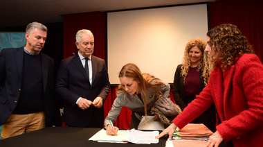 Histórico: tras 19 años de espera Alak y empresas locales firmaron las escrituras del Parque Industrial II