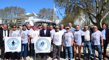 Los héroes tienen memoria: Alak despidió a un contingente de excombatientes platenses que viajará a las Islas Malvinas