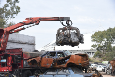 La mugre de las capitales, no se banca más: Alak presentó el plan de compactación de autos abandonados