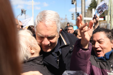 Alak y los candidatos de Fuerza Patria La Plata en una maratón de obras y charlas con vecinos por los barrios