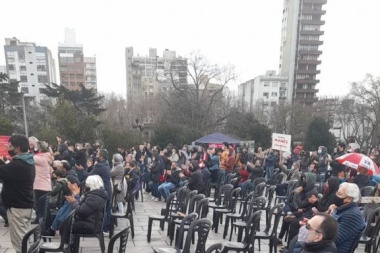 Para los radicales con Santilli, en el acto de Manes hubo más sillas que gente