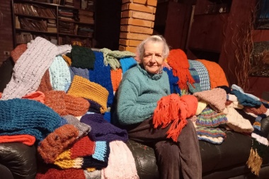 Gorro, bufanda y ahora mantitas: otro invierno en que Emilce teje por amor y con los ojos del alma