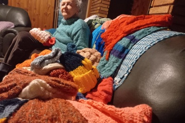 Emilce, por encima del arquero: rotundo éxito del canje solidario de sus tejidos