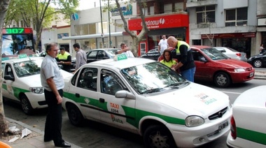 Otro saque al bolsillo platense: un taxi por 25 cuadras costará 100 pesos