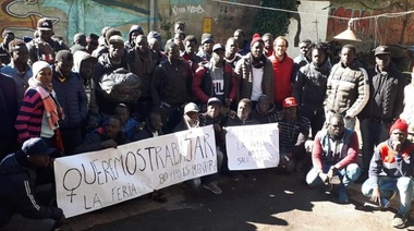 Los senagaleses explicaron su "Perrón que rande só", y denunciaron que para ir al predio que les ofrecen tienen que pagar 80 lucas por cabeza