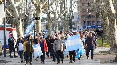 "Voto al gato para que se coma a las ratas", la consigna de la versión platense de la marcha a favor del gobierno