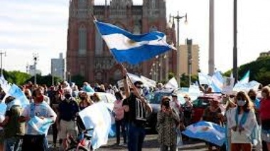 En La Plata, la marcha opositora incluyó consignas anti vacuna