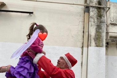 El Papá Noel de La Plata Solidaria conmovió hasta las piedras y dejó un mensaje a la clase política