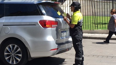 Garro felicitó a la inspectora que lo multó por mal estacionamiento en el centro platense