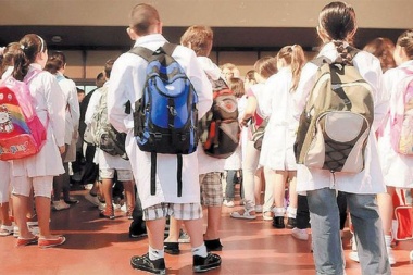 Sin palabras: un diputado quiere regular el peso de las mochilas que llevan los escolares