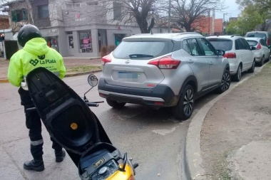 City Bell: furiosa porque la multaron por estacionar mal, les revoleó con el corpiño