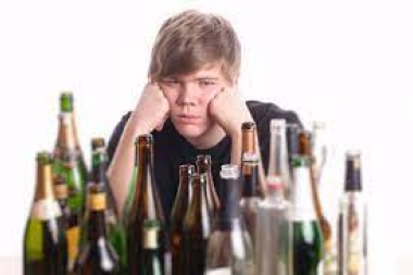 Un informe de la Defensoría del Pueblo dice que uno de cada cuatro jóvenes toma alcohol solamente para "integrarse" a un grupo