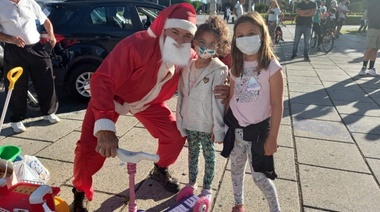 Papá Noel se llevó la canasta llena: otra exitosa jornada de la colecta navideña de La Plata Solidaria