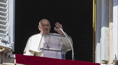 Francisco viejo y peludo nomás: el Papa reapareció en la Plaza y saludó a tutti