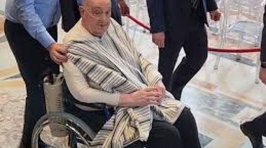 Francisco viejo y peludo nomás: de poncho, el Papa volvió a aparecen en la plaza
