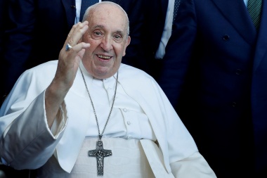 Francisco viejo y peludo nomás: el Papa obtuvo el alta médica y saludó a tutti