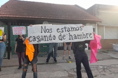 Hubo huevazos y otras delicatessen: Karina y Martín "Méndez" hicieron su acto en un club de Villa Elvira