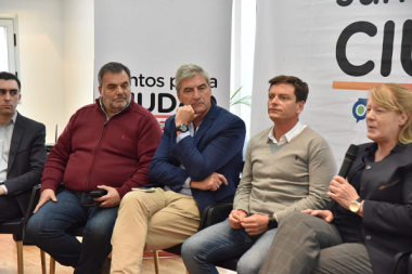Titanes en el Ring: aseguran que la derecha platense ya piensa en Garro o Adorni para la intendencia 2027