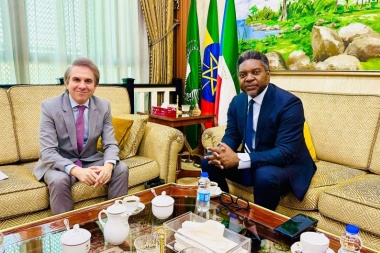 Más desubicado no se consigue: diplomático argentino se reunió con la sangrienta dictadura de Guinea Ecuatorial que somete a la isla de Annobón que quiere ser argentina