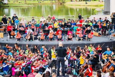 Con instrumentos renovados por Edelap, cientos de chicos retoman su formación musical en la Orquesta Escuela de Berisso