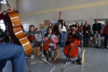 Edelap donó nuevos instrumentos a la Orquesta Escuela de Berisso tras el robo sufrido