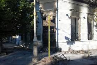Investigan si fue intencional el incendio de una casa patrimonio histórico en la zona de Plaza Moreno