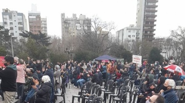 Para los radicales con Santilli, en el acto de Manes hubo más sillas que gente