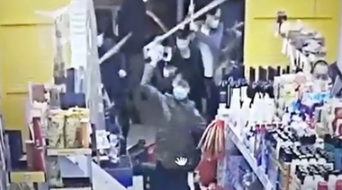 De película: la Mafia China de La Plata destrozó un local a palos porque el dueño no quiso pagar "protección"