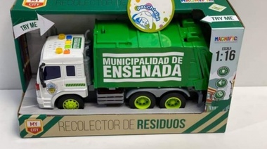 Estudian hacer muñecos de Mario Secco, tras el éxito de ventas de los camiones municipales