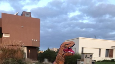 Harto de la cuarentena se disfrazó de dinosaurio, ahora los vecinos le piden que pase por sus casas y se arma una movida solidaria