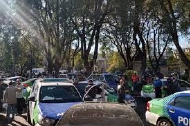 Los chorros, contentos: en La Plata, policías de civil bloquean la salida de patrulleros por una protesta salarial