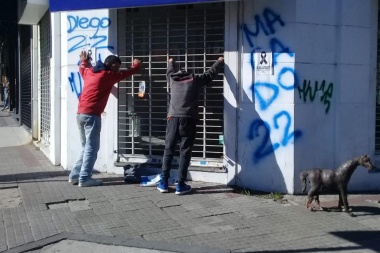 Algún prócer se quedó a pata: le robaron el caballo a una estatua en Pasaje Dardo Rocha pero muy lejos no los llevó