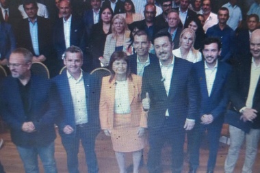 Desesperada búsqueda de conchabos: radicales con peluca buscan un acuerdo con La Libertad Avanza