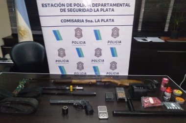 Armas, drogas y elementos policiales durante el allanamiento al dueño de una pensión denunciado por quedarse con pertenencias de los inquilinos